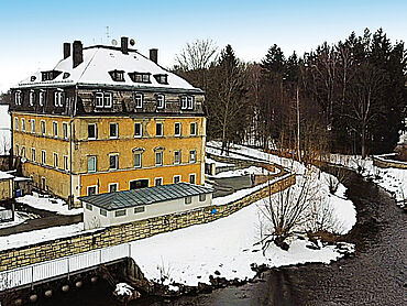 D26-01-020: Lorenz-Summa-Straße 11
							95126 Schwarzenbach an der Saale